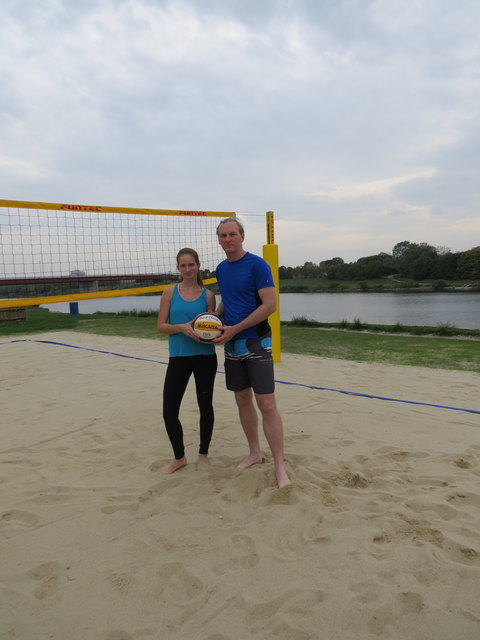 Marion Spangl und Ian Ballantyne kritisieren die neue Lage und Ausführung des Beachvolleyball-Platzes auf der linken Seite der Donauinsel.