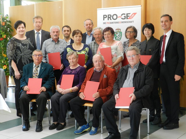 Großer Dank für die Treue: Die geehrten Pro.ge-Mitglieder im Kreis der Ehrengäste. | Foto: KK