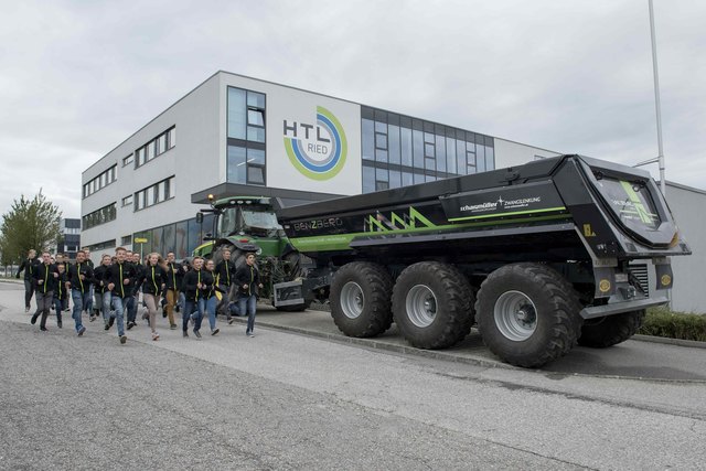 Traditionell zu Schulbeginn gibt es eine "Überraschung" für die jungen Agrar- und Umwelttechniker - heuer eine High-Tech-Mulde von Benzberg | Foto: Anna Zweimüller