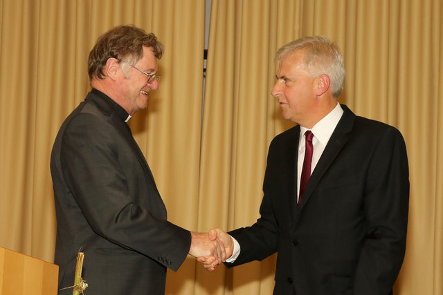 Bischof Manfred Scheuer gratuliert Karl Lindorfer. | Foto: Foto: Diözese Linz/Reischl