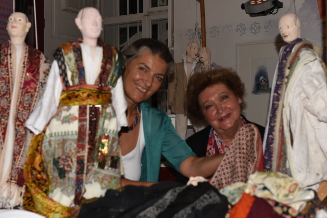 Theaterleiterin Christine Hierzer-Riedler (links) und Kostümbildnerin Marie Luise Walek bei den Vorbereitungen