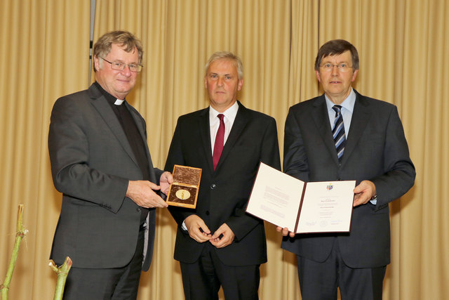 Bischof Manfred Scheuer, Karl Lindorfer und Ordinariatskanzler Johann Hainzl, v. l. | Foto: Diözese Linz/Reischl