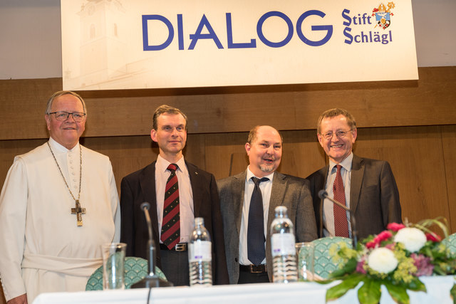 Abt Martin Felhofer, die beiden Referenten Schmidt und Lehner, sowie Dialog-Moderator Matthäus Fellinger (vl.)