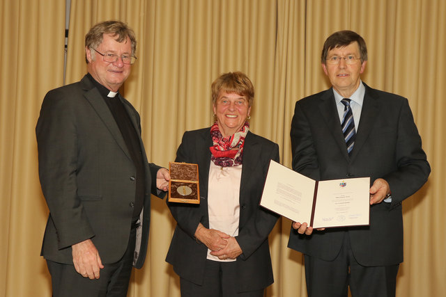 Bischof Manfred Scheuer, Marianne List und Ordinariatskanzler Johann Hainzl, v. l. | Foto: Diözese Linz/Reischl
