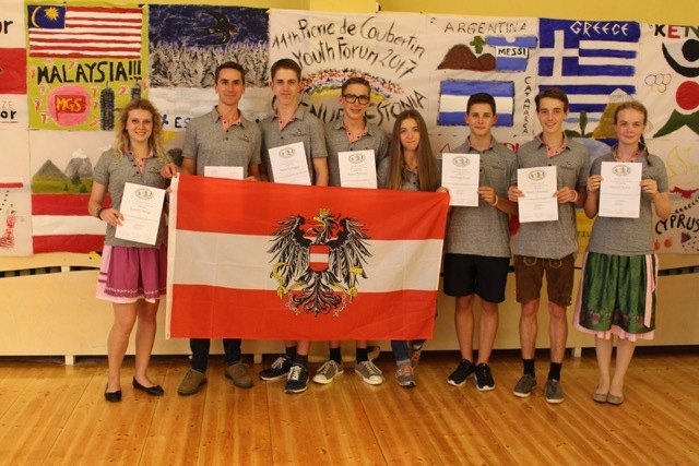 Die sieben erfolgreichen Radstädter Schüler vertraten Österreich beim Pierre de Coubertin Jugendforum in Ülenurme (Estland) hervorragend – im Bild mit ihrem Lehrer Christoph Wohlschlager. | Foto: PdC BORG Radstadt
