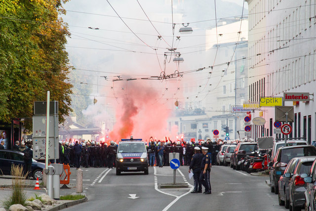 Fanmarsch durch die Stadt Salzburg beim Europa League Fussballspiel Red Bull Salzburg gegen Olympique Marseille - begleitet von einem Großaufgebot der Polizei | Foto: Neumayr/MMV
