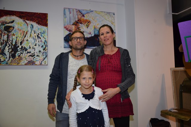 Matthäus Kiefer mit seiner Lebensgefährtin Gudrun Hingel und Tochter Julia bei der Vernissage﻿. | Foto: Kleindinst