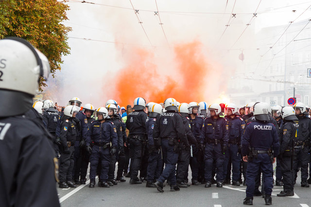 Fanmarsch durch die Stadt Salzburg beim Europa League Fussballspiel Red Bull Salzburg gegen Olympique Marseille - begleitet von einem Großaufgebot der Polizei | Foto: Neumayr/MMV