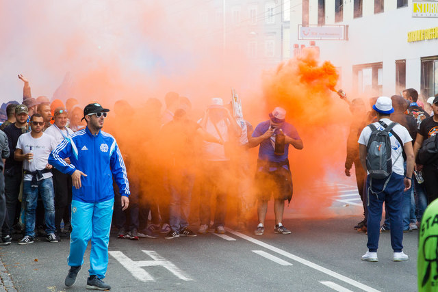 Fanmarsch durch die Stadt Salzburg beim Europa League Fussballspiel Red Bull Salzburg gegen Olympique Marseille - begleitet von einem Großaufgebot der Polizei | Foto: Neumayr/MMV