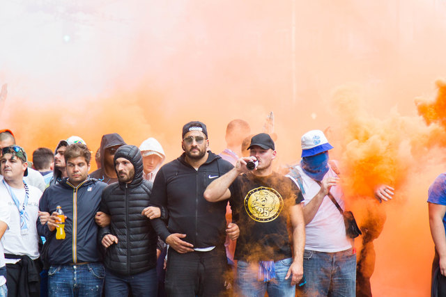 Fanmarsch durch die Stadt Salzburg beim Europa League Fussballspiel Red Bull Salzburg gegen Olympique Marseille - begleitet von einem Großaufgebot der Polizei | Foto: Neumayr/MMV