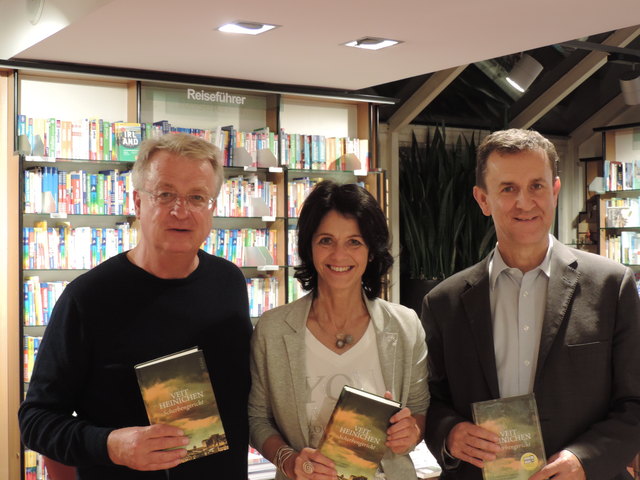 Veit Heinichen, Ingrid Fleck und Claus Schwarz (v.l.n.r.) bei der Buchpräsentation. | Foto: Buchhandlung Plautz