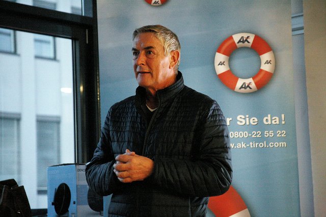 AK Vizepräs. Reinhold Winkler sprach zur Begrüßung der Multivisionsschau in den Geschäftsräumlichkeiten der AK-Imst