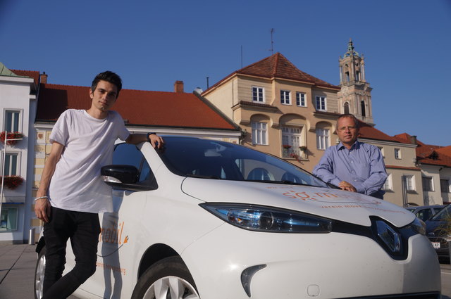 Süleyman Zorba und Alexander Simader bei einem der Autos des Vereins "Move".