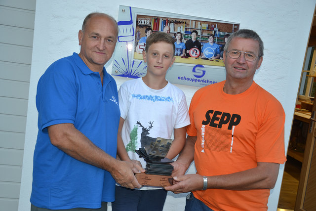 "Der Wanderpokal bekommt einen Ehrenplatz", versicherte Schnapserkönig Josef Wieser (r.) aus Randegg bei der Übergabe der gravierten Trophäe in St. Leonhard am Walde. Weiters am Bild: Christian Schauppenlehner (l.) und Sohn Elias.