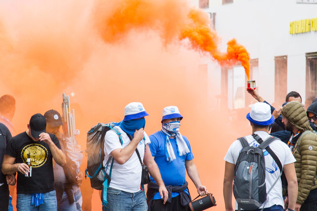 Fanmarsch durch die Stadt Salzburg beim Europa League Fussballspiel Red Bull Salzburg gegen Olympique Marseille - begleitet von einem Großaufgebot der Polizei | Foto: Neumayr/MMV