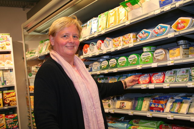 Zum Spar-Markt, der von Kurt Deutsch geleitet wird, kommt Elfriede Eder mehrmals pro Woche. | Foto: Christa Nothdurfter