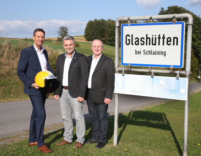 Gerhard Haidvogel (kabelplus Geschäftsführer), Bgm. Christian Pinzker und OV Rudolf Voith (re.)