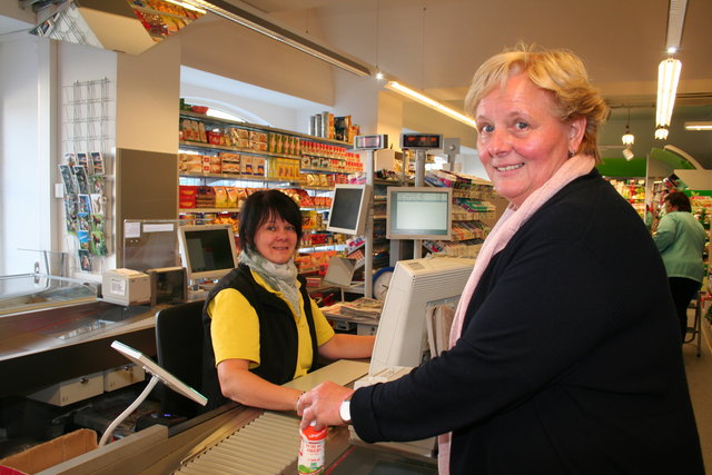 Beim Spar-Markt an der Kassa: Elfriede Eder und Kassiererin Petra Bacher aus Uttendorf. | Foto: Christa Nothdurfter