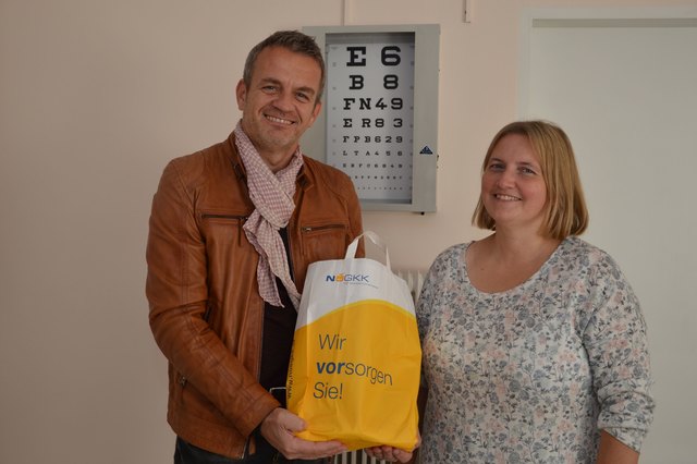 Allgemeinmedizinerin Petra Susanne Neuhauser und NÖGKK-Service-Center-Leiter Martin Trattner