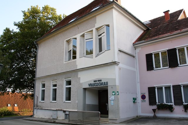 Bei der Volksschule Thal fahren demnächst die Bagger auf.