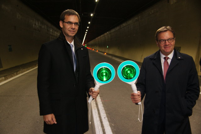 Grünes Licht im Arlbergtunnel nach drei Jahren Bauzeit: Die Landeshauptleute Markus Wallner (li., Vorarlberg) und Günther Platter (Tirol).