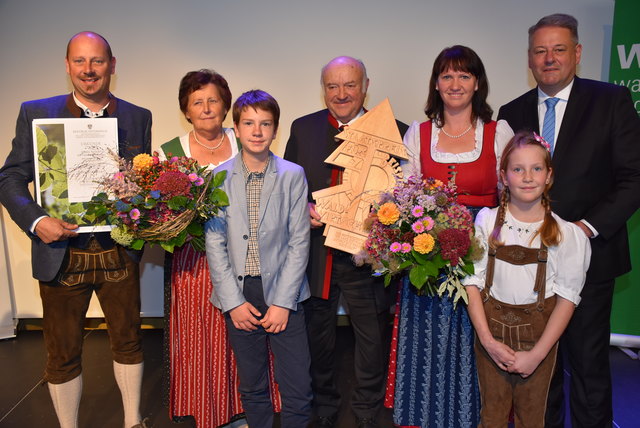 Familie Forstlehner bei der Staatspreisüberreichung mit Minister Andrä Rupprechter