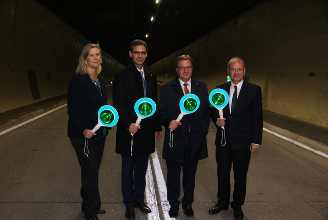 ASFINAG-Vorstandsdirektorin Karin Zipperer, die Landeshauptleute Markus Wallner und Günther Platter ASFINAG-Vorstandsdirektor Alois Schedl (von links) bei der symbolischen Freigabe heute Vormittag im Tunnel.