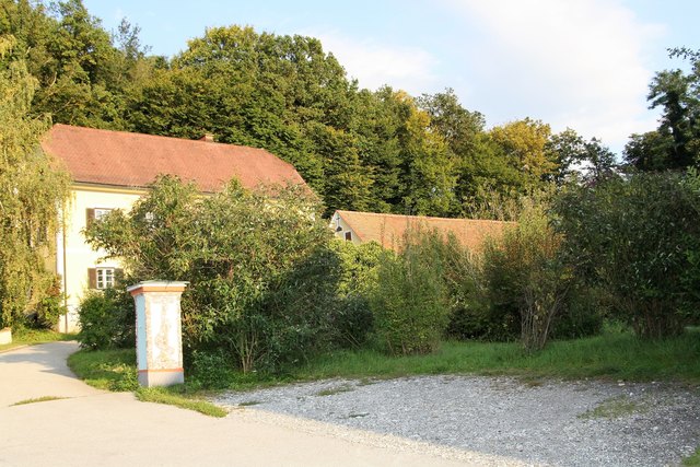 Gegenüber der VS Thal befindet sich der Pfarrhof. Auf die Wiese dazwischen kommt der Schulzubau.