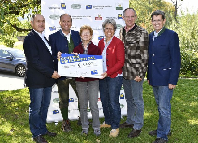 Scheckübergabe: Innenminister Wolfgang Sobotka, Bernhard Lackner (GF Niederösterreichische Versicherung), Margit Fischer (Gründerin Himmelschlüsselhof), LR Petra Bohuslav, 2. Landtagspräsident und BGM Texing Gerhard Karner und Christoph Madl (GF Niederösterreich-Werbung) | Foto: NÖ Werbung