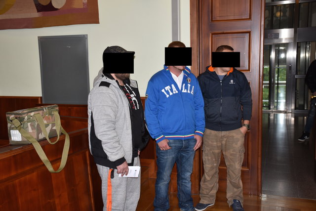 Trio vor Gericht wegen schwerer Köperverletzung.