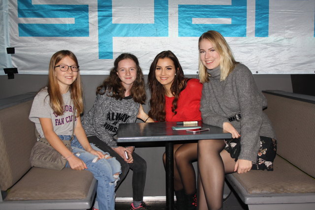 Lili Dotter und die Gewinnerin Luisa Brezovits beim Meet &Great mit  Webstar Dzeni und ihrer besten Freundin Olivia | Foto: Foto Schweller