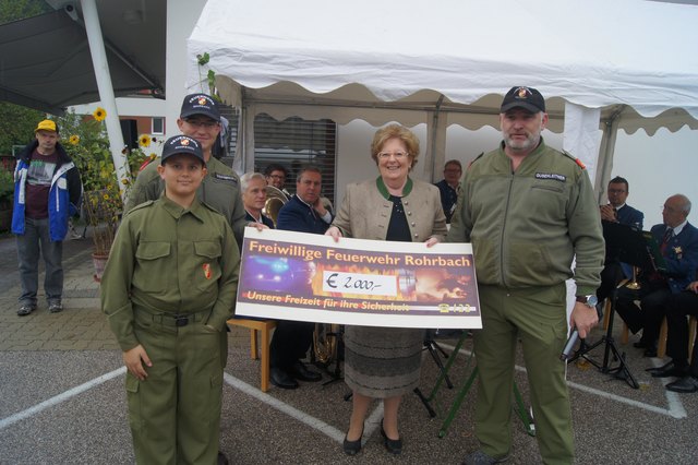 Die Freiwillige Feuerwehr Rohrbach überreichte eine Spende in Höhe von 2.000 Euro an Arbeitsgruppen-Obfrau Ulrike Ressler.