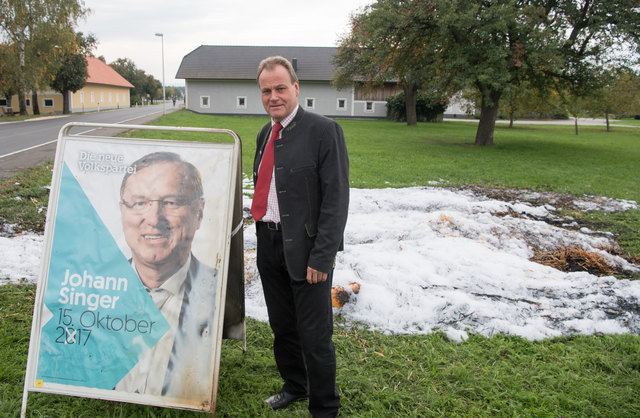Dietachs Bürgermeister Johannes Kampenhuber ist entrüstet: Unbekannte dürften in heute Nacht, 1. Oktober 2017, die ÖVP-Wahlwerbung auf seinem Grund angezündet haben.