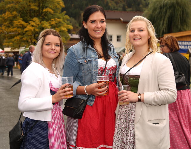 Tamara Wieser, Stephanie Empl und Eva Schratl in Feierlaune.