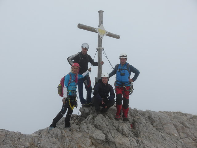 Klettertour mit Christian ..Albin und Melanie :-)leider hat sich der hartnäckige Nebel nicht aufgelöst..somit blieb uns nur der Blick aufs Gipfelkreuz