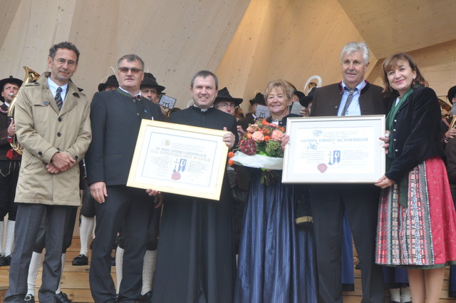 BH Michael Berger, Bgm. Gerhard Obermüller, Georg Gerstmayr, Regina und Ernst Schwaiger, LR Beate Palfrader.