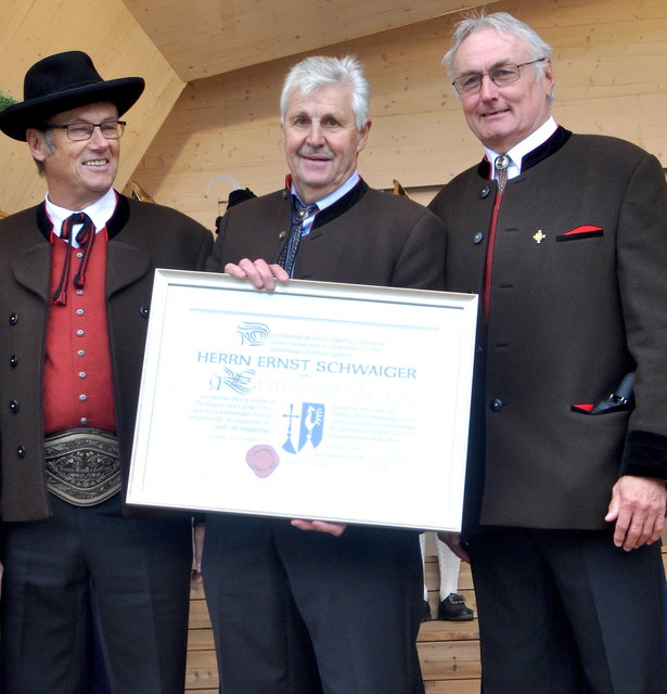 Laudatoren Hans Hinterholzer und Stefan Mühlberger mit Ehrenbürger Ernst Schwaiger.