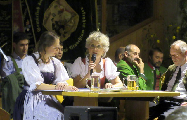 Die bestens vorbereitete Moderatorin Sandra Galatz (li) mit der Mundartdichterin Sigrid Birgmann.