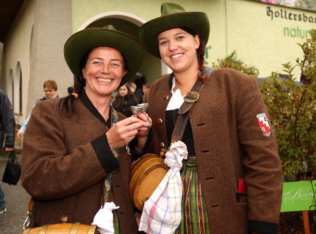 Marketenderinnen Margit Islitzer und Nina Lassacher.