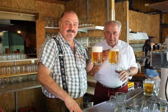 Kirchenwirt Ernst Fauland (links) lädt am 8. Oktober zum Herbstfest im Traditionsgasthaus Spari.