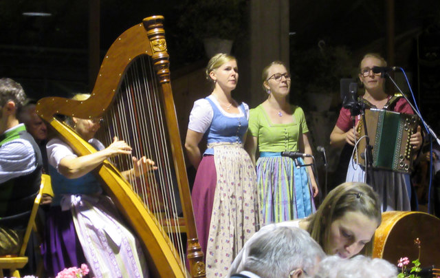 Huber Dirndln mit ihrer Mutter aus Prien am Chiemsee, ein begeisterndes Singen, ein benahe unnachahmlicher Klang
