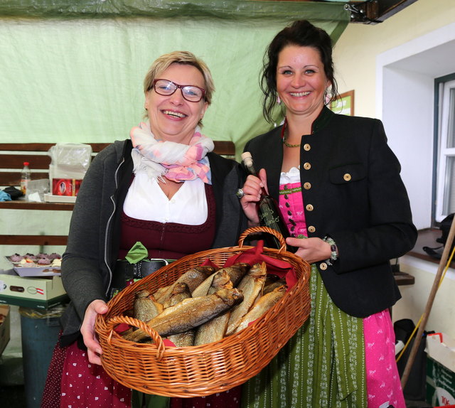 Daniela Stöckl und Christiane Rendl mit Räucherfisch.