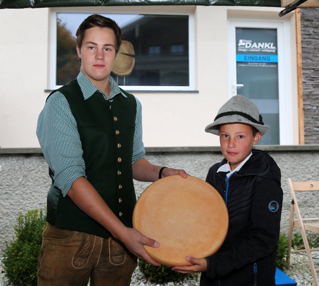 Julian und Josef Lemberger vom Harlandbauer mit orig. Almkäse.