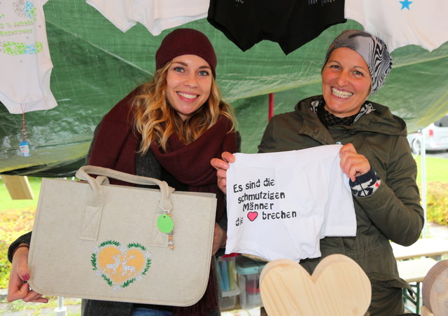 Stefanie Oberkofler und Roswita Volgger mit Waren vom Caritaszentrum Mittersill.