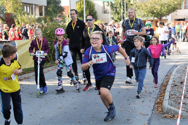 Beim Start zum Rote-Nasen-Lauf in Werndorf legte die Jugend als erstes los.