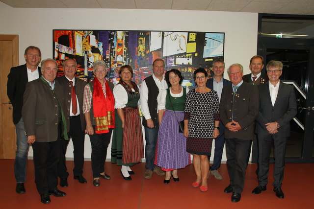 Mitglieder der Bezirksleitung des KBW, die Direktoren der Schulen, Bürgermeister Valentin Blaschitz und Simon Marin | Foto: KK