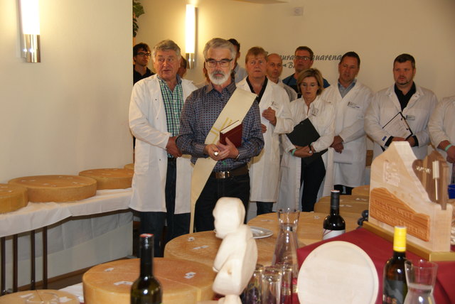 Diakon Karl Gatt segnete die Käselaibe für die Jury.