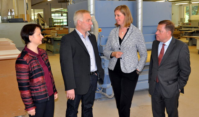 Familie Gegg (Inhaber der Tischlerei) diskutierte in ihrer Werkstatt mit Barbara Eibinger-Miedl und Werner Amon. (C) Martin Löscher