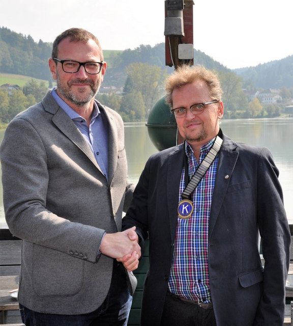 Andreas Schmolmüller (links) übergab das Präsidentenamt an Christian Kurz. | Foto: Kiwanis Wels-Maximilian