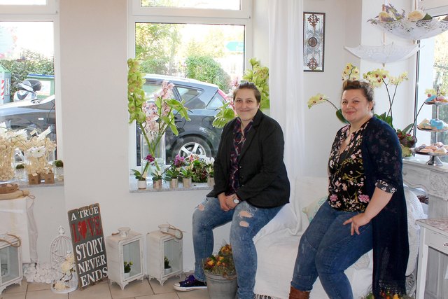 Sitzgelegenheit gefällig? Bei Danjela und Alma gibt es auch einen bequemen Fauteuil, von dem aus man die Blumenpracht bequem genießen kann